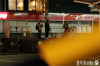 プラットホームで湘南電車を待つ人たち